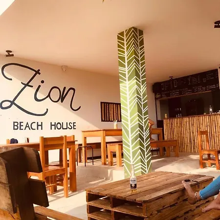 Zion House Hostal *